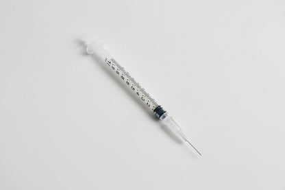 1 ml spruta med kanyl 31G (0,25 x 12,5 mm), vit